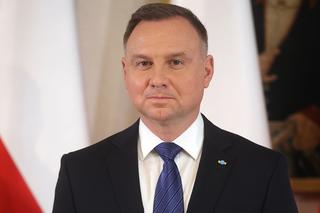 Andrzej Duda miał dość tej całej powagi. Zrzucił buty i ruszył boso na spacer!