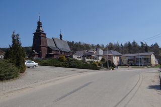 To jedna z najpiękniejszych wsi w województwie małopolskim. Jest nazywana stolicą folkloru