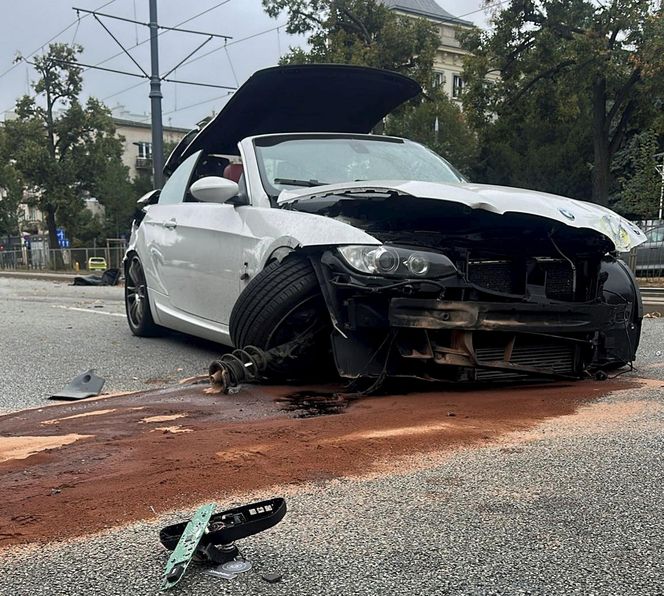 Pijany 23-latek rozbił BMW na Puławskiej! Dwie osoby w szpitalu
