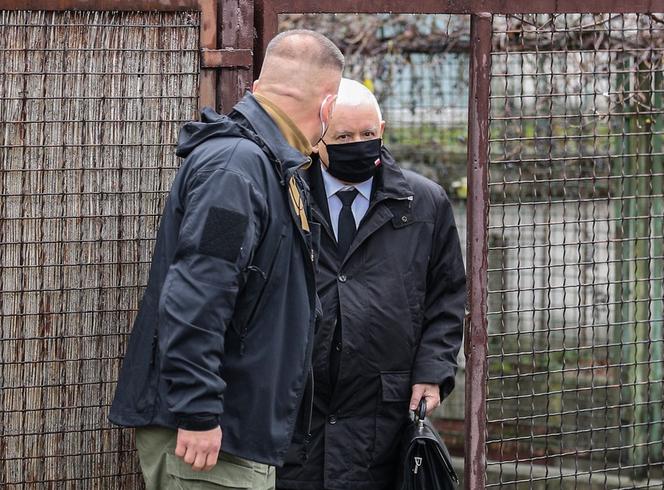 Naczelnik założył maskę