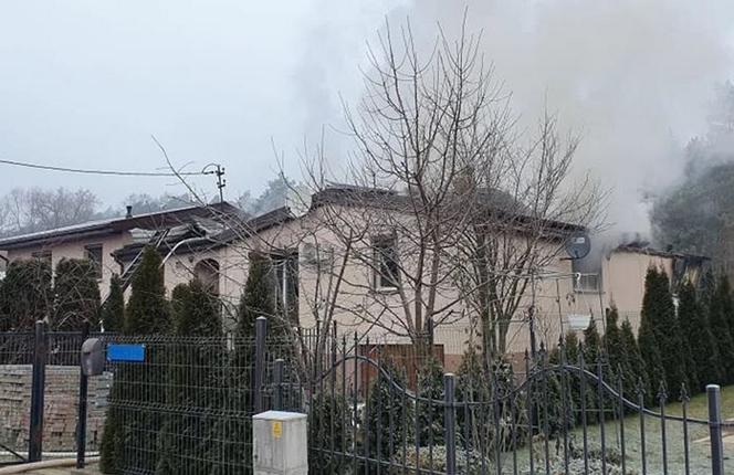 Ogromny pożar pod Płockiem! Nie żyje kobieta. Kilka innych osób uratowanych. W domu wybuchł gaz?
