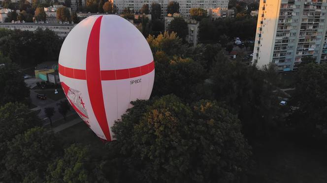 To było miękkie lądowanie! Ogromny balon zawisł na drzewach w Krakowie [WIDEO]