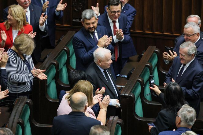 Jarosław Kaczyński z palcem w bandażu