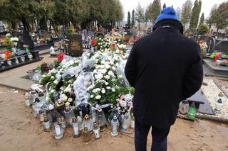 Grób Marcina, który zginał w wypadku w Kamieniu, pokryły białe kwiaty