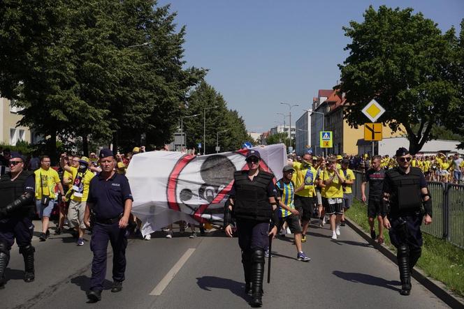 Przemarsz kibiców Stali Gorzów przed meczem z Falubazem Zielona Góra