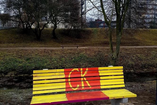 Jedna ze zniszczonych ławeczek w Kielcach
