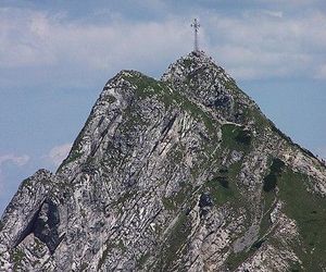 O 21.37, w godzinę  śmierci papieża podświetlono krzyż na Giewoncie