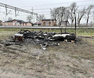 Mężczyzna zginął w nocnym pożarze przyczepy kempingowej