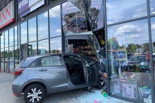 Huknął autem w witrynę sklepu. Drogowa groza w Radzionkowie 