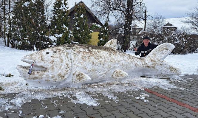 Ulepił ze śniego gigantyczne ryby