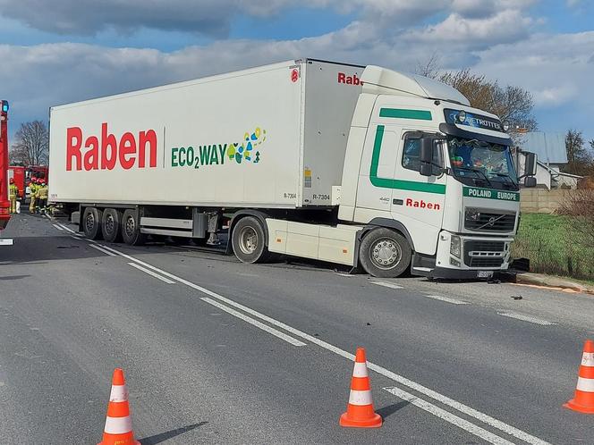 Zablokowana droga krajowa nr 9. TIR zderzył się z autem osobowym