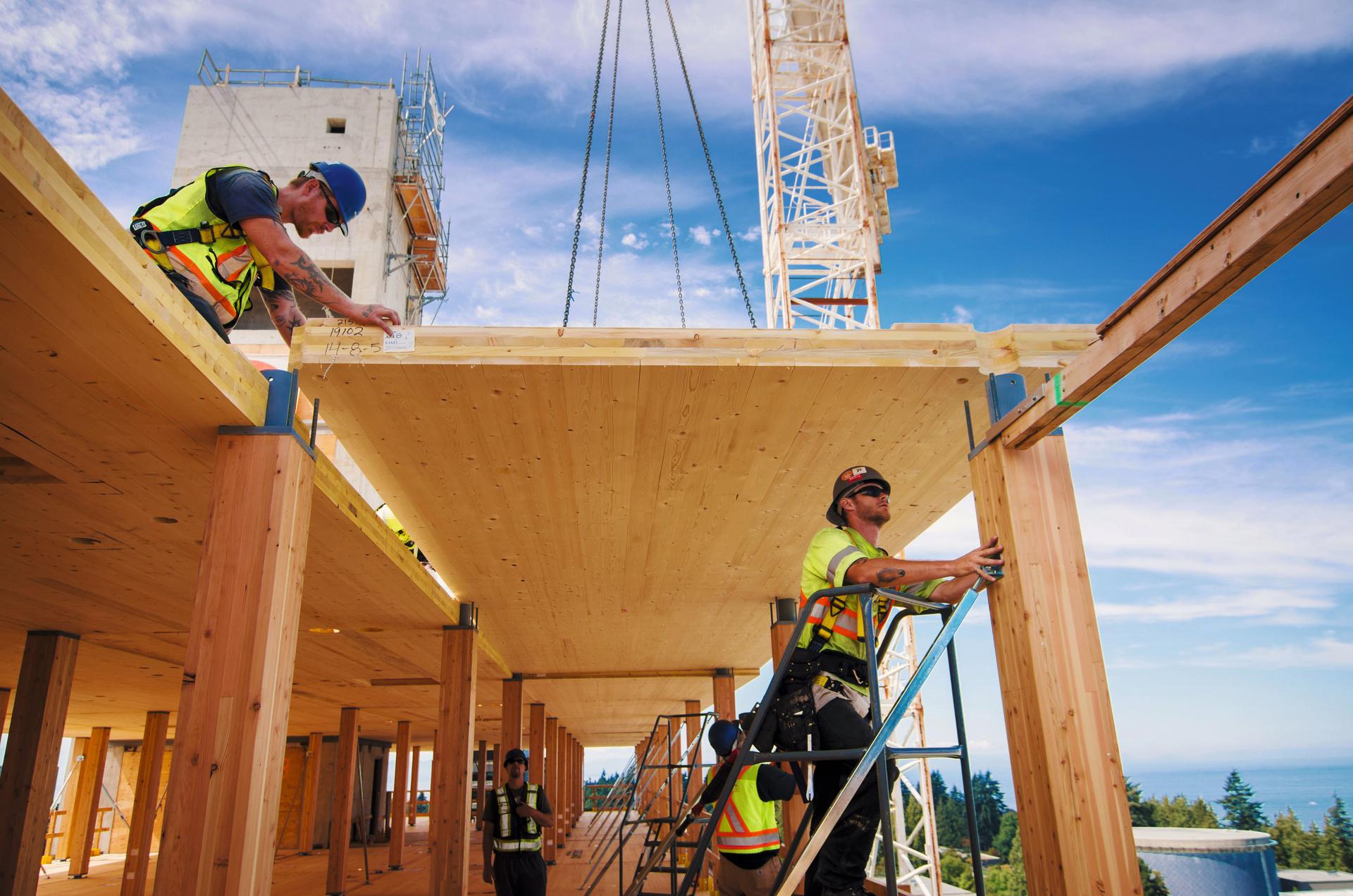 Brock Commons Tallwood House w trakcie budowy, montaż paneli CLT