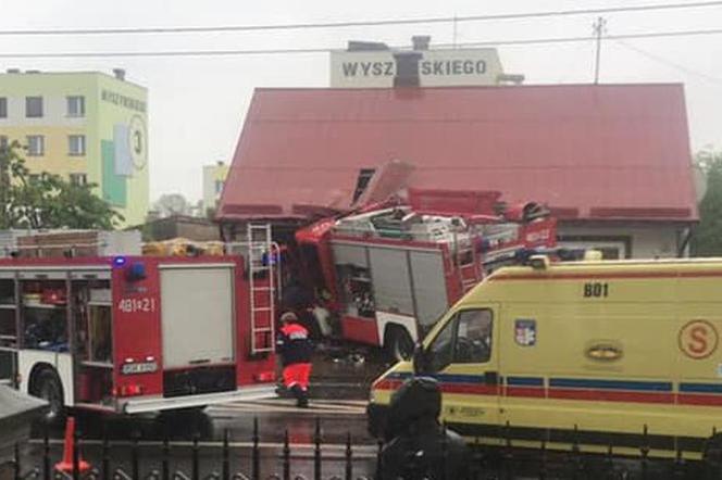 Sokółka. Wóz strażacki wjechał w dom jednorodzinny