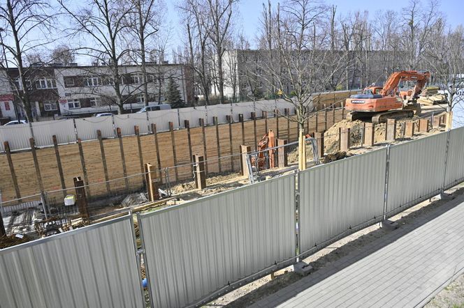 Deweloper buduje apartamentowiec tuż pod ich oknami. „Ten blok zasłoni nam świat”