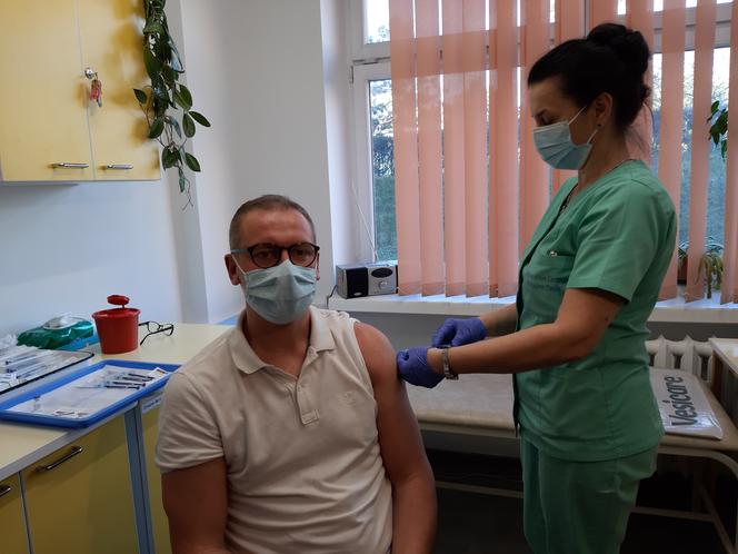 dr Tomasz Czarnik z USK jako pierwszy przyjął szczepionkę