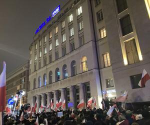 Przed siedzibą TVP odbył się protest. Uczestnicy skandowali Wolne media!