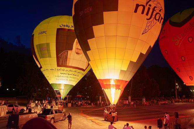 Balony gotowe do startu. Nocny pokaz przed Centrum Spotkania Kultur