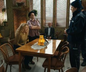 Barwy szczęścia, ostatni odcinek 3194.  Żabcia (Hanna Klepacka), Broda (Andrzej Popiel), policjant (Sebastian Magdziński), policjant (Michał Rudnik)