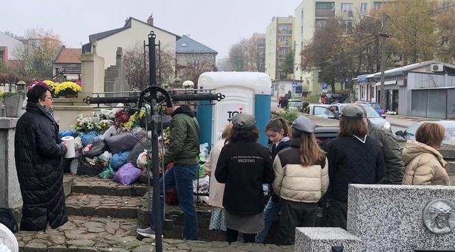 Cmentarz zamienił się w śmietnik! Parafianie kipią z oburzenia i oskarżają proboszcza