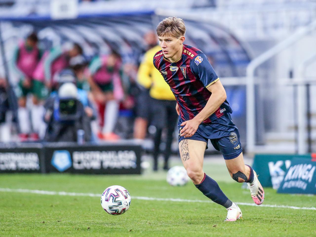 Strzela piękne gole, gra z Buffonem. Młody polski talent puka do kadry Sousy