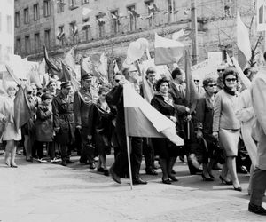 QUIZ PRL. Pochody 1-majowe: spontaniczne, czy obowiązkowe? Komplet punktów tylko dla znawców PRL-u