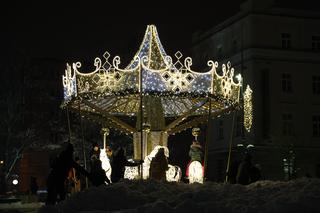 Świąteczna karuzela dołączyła do iluminacji bożonarodzeniowej w Lublinie