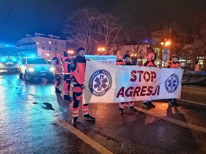 Siedlczanie wyrazili swój sprzeciw przeciwko agresji i wsparcie dla rodziny ratownika medycznego, który zginął w ataku nożownika