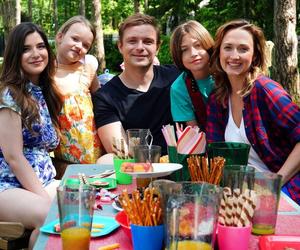 Barwy szczęścia. Hubert (Marek Molak), Agata (Natalia Zambrzycka), Emil (Artem Malashchuk), Asia (Anna Gzyra – Augustynowicz), Marysia (Nina Szumowska)