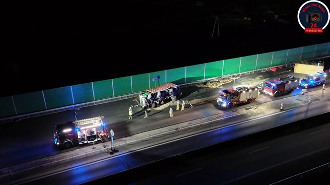 Wypadke na S7. Wjechał na remontowaną drogę. Wielka ciężarówka runęła na bok