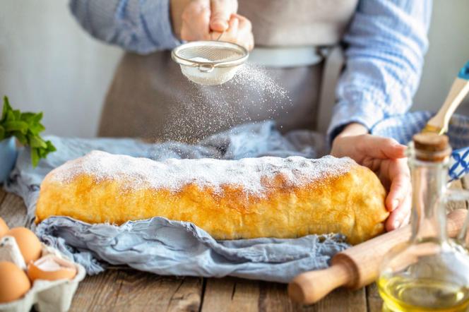 Ta strucla ze słodkim nadzieniem oczaruje smakiem. To najłatwiejszy przepis pod słońcem