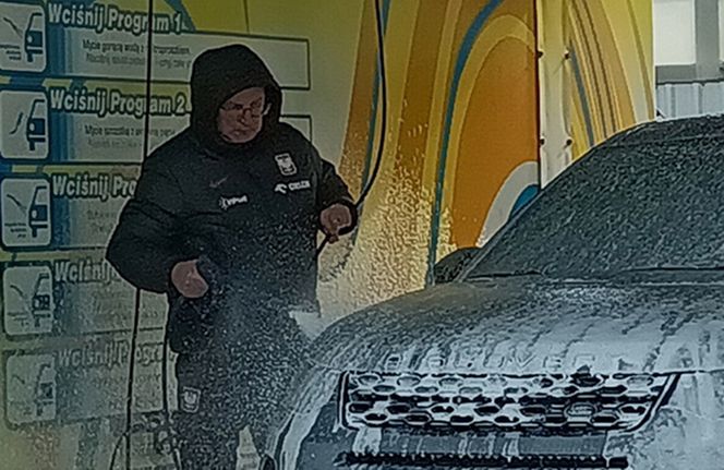 Czesław Michniewicz myje auto w stroju selekcjonera