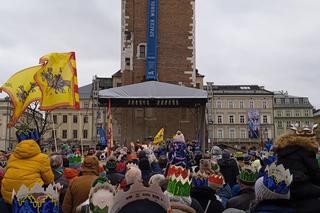 Kolorowy i rozśpiewany orszak Trzech Króli 2023 przeszedł ulicami Krakowa 