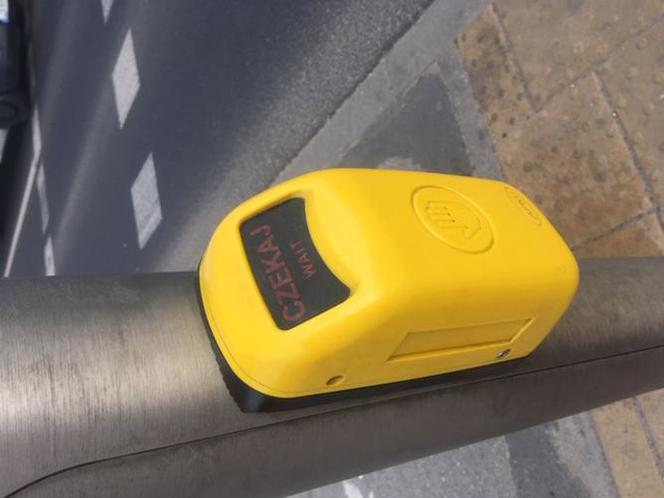 Przyciski umieszczone są na sygnalizatorach