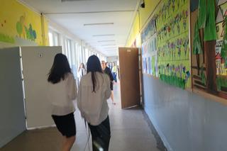Egzamin ósmoklasisty 2023. Uczniowie z Olsztyna zmierzyli się z językiem polskim [ZDJĘCIA]