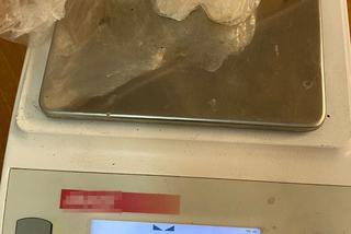 Policyjni wywiadowcy zatrzymali 24-latka. Nielegalnie posiadał broń i narkotyki