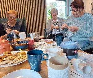Szydełkowe babki z Ostrzeszowa. Dziergają w miejscach publicznych i ... zarażają pasją!