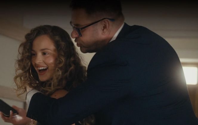 Rodzinka.pl 17 sezon odc. 293. Ludwik (Tomasz Karolak), Agata (Wiktoria Gąsiewska)