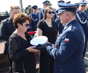 Pogrzeb policjanta, który zmarł po interwencji. Polska Policja pożegnała asp. sztab. Bogdana Orzeszka