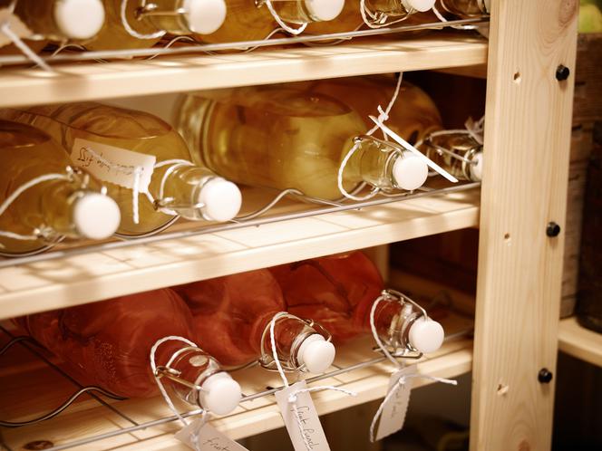 Szklane butelki do przechowywania soków w spiżarni