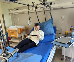 Kolorowe czapki i odblaski, aby byli bezpieczni. Akcja Widoczny na drodze w Uniwersyteckim Szpitalu Dziecięcym