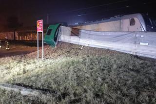 Łódź. Wypadek na przejeździe kolejowym. Tir zderzył się z pociągiem towarowym [ZDJĘCIA].