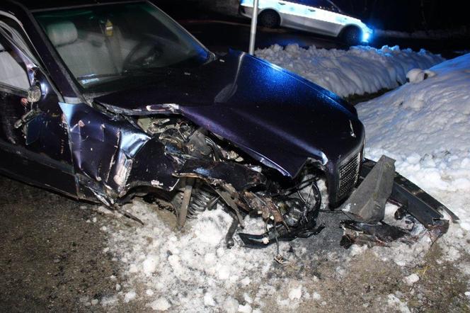 Łosie. Młody kierowca rozbił mercedesa o metalową barierę. Nie żyje 25-letni pasażer