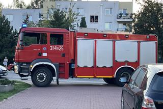 Warszawa. Koszmar na Bemowie. Roczna dziewczynka runęła z 4 piętra. Dramatyczna akcja ratunkowa