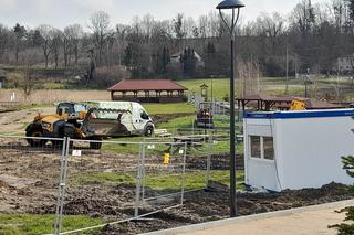 Ma być światowo, na razie jest błoto. Jedyne takie miejsce powstaje pod Olsztynem