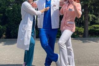 Na dobre i na złe na planie. Majka Skawina (Katarzyna Wuczko), Maks Beger (Tomasz Ciachorowski), Blanka (Pola Gonciarz)