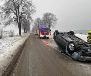 Dachowanie na drodze Trębowiec - Osiny. Na drogach jest ślisko, noga z gazu