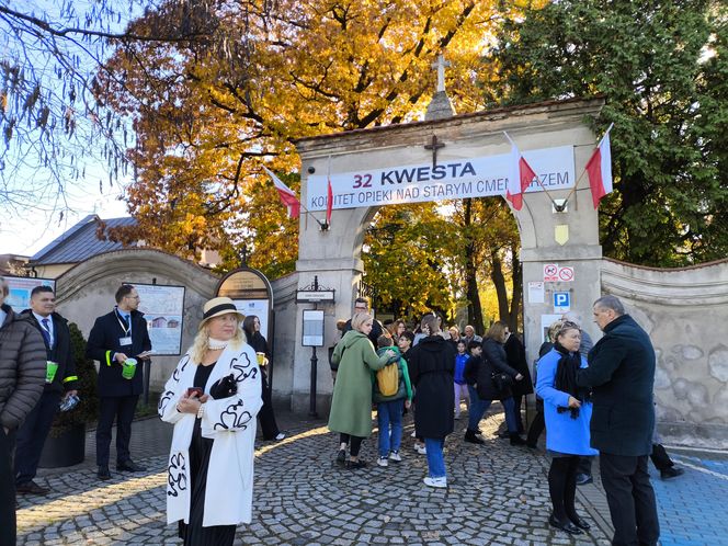 Słoneczna pogoda sprzyjała. 32. Kwesta Na Odnowę Zabytków Starego Cmentarza w Tarnowie