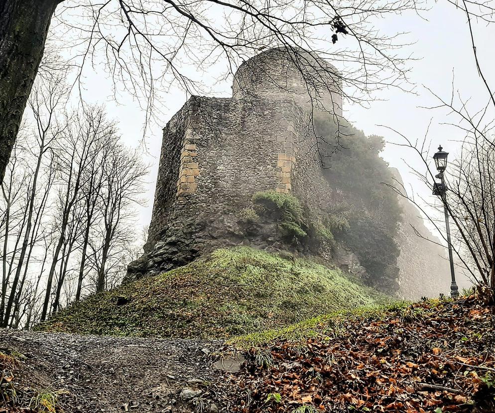 To najstarszy zamek w Polsce. Ma ponad 850 lat i jest na Dolnym Śląsku