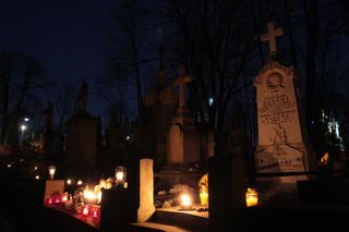 Tak wyglądają Powązki wieczorem. Zachwycające zdjęcia warszawskiej nekropolii