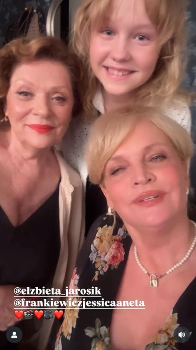 Barwy szczęścia na planie. Emilka (Jessica Frankiewicz), Józefina (Elżbieta Jarosik), Małgorzata (Adrianna Biedrzyńska)